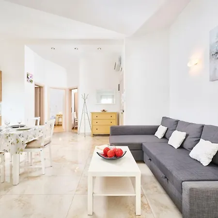App Fuer Bis Zu 6 Personen- By Interhome